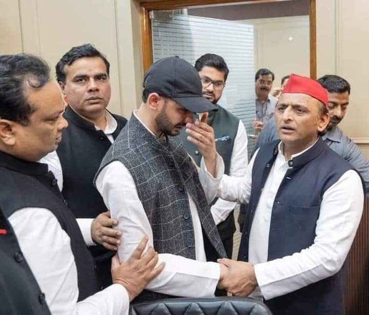 ZakirAliTyagi's tweet photo. ज़ियाउर्रहमान बर्क कुंदरकी विधानसभा से सपा के विधायक है और उनके दादा मरहूम शफीकुर्रहमान बर्क़ साहब संभल से सांसद थे जिनका आज बीमारी के कारण इंतेक़ाल हो गया है, घर में सांसद दादा का जनाज़ा रखा हुआ थ��� लेकिन ज़ियाउर्रहमान पार्टी को जिताने के लिए लखनऊ में डटे रहे और दादा के जनाज़े में भी शामिल ना हो सकें, मुस्लिम विधायकों ने सपा को संभालने और आगे बढ़ाने में वक़्त ही नही बल्कि वो तमाम बड़ी बड़ी कुर्बानियां भी दी है जो आज के दौर में देना बेहद मुश्किल है, वफ़ा की उम्मीद ज़िया जैसे लोगों से आंखे बंद करके की जा सकती है लेकिन पार्टी को भी ऐसे लोगों की कुर्बानियों को याद रखते हुए उनके साथ कंधे से कं���ा मिलाकर चलना होगा!

आज़म खान साहब की कुर्बानियों को बेहद आसानी  के साथ भुलाया गया है उनकी वफ़ाओं को भी भुलाया गया लेकिन इस कुर्बानी को भुलाना शायद मुश्किल हो जाये!

@barq_zia भाई हौसला रखिए हिम्मत के साथ आगे बढ़िए इस साल आप इंशाअल्लाह सांसद चुने जा रहे है, अल्लाह आपकी हिफ़ाज़त करें ��पको सब्र और दादा मरहूम को जन्नत अता करें!