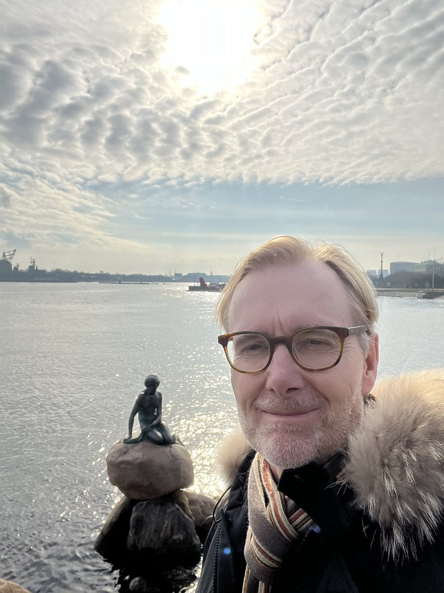 Back in #Copenhagen 🇩🇰✈️  for official meetings 🌍 Always a nice stroll🚶‍♂️ through the cool new harbour front 🌊🚢 of our capital. #TheLittleMermaid is still popular with tourists and Danes
@GoVisitDenmark @VisitCopenhagen