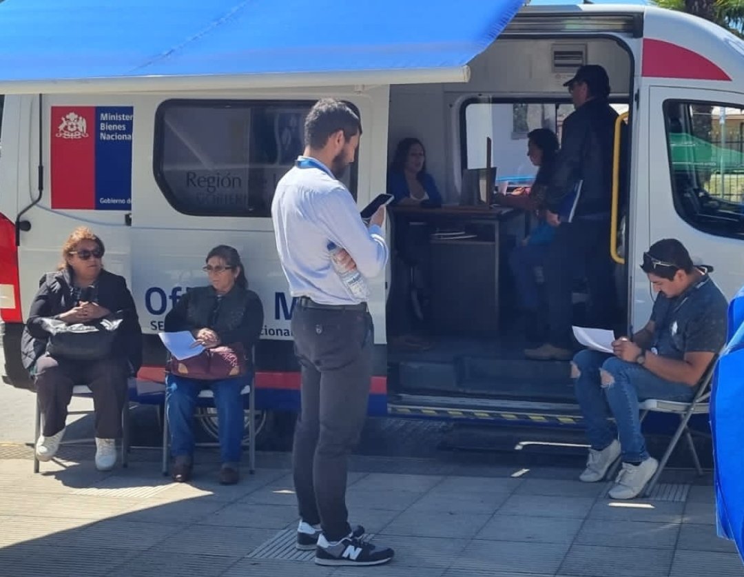 DPPRanco's tweet photo. 👩🏻💻🙋🏻♀️En #RíoBueno realizamos jornada de @Gobenterreno en la plaza de armas, recibiendo a vecinas y visitantes, con quienes resolvimos inquietudes a través de servicios @LosRiosBBNN @SenamaLosRios @serviulosrios @JUNJI_Losrios @CarabLosRios @conaf_minagri @DescubreLosRios
#GET2024 https://t.co/q0xSyItWbf