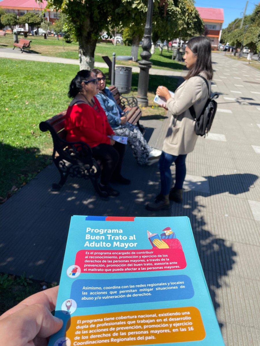 DPPRanco's tweet photo. 👩🏻💻🙋🏻♀️En #RíoBueno realizamos jornada de @Gobenterreno en la plaza de armas, recibiendo a vecinas y visitantes, con quienes resolvimos inquietudes a través de servicios @LosRiosBBNN @SenamaLosRios @serviulosrios @JUNJI_Losrios @CarabLosRios @conaf_minagri @DescubreLosRios
#GET2024 https://t.co/q0xSyItWbf