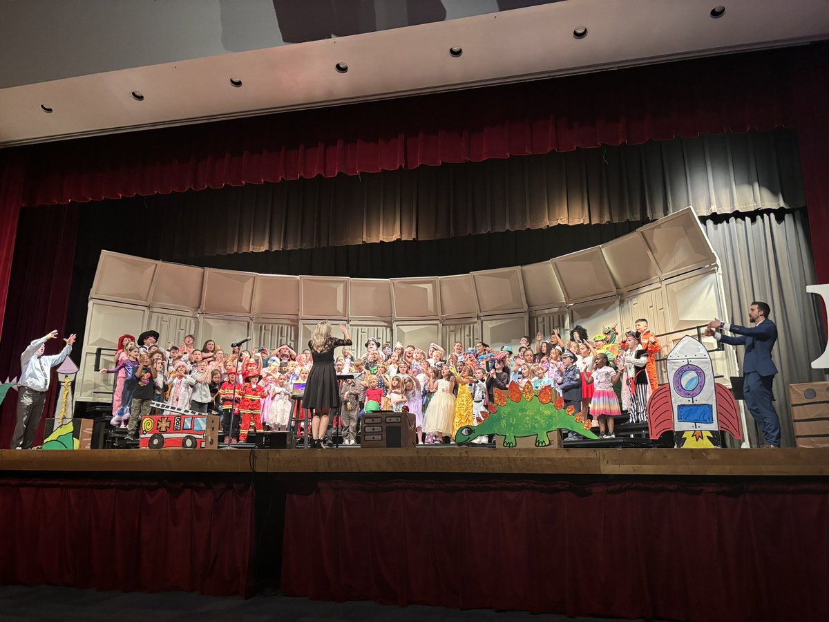 Our @GracemorNKC 2nd graders put on a fabulous program last night called “The Box” which was all about using their imagination! They had so much fun with it and looked so cute in their costumes! So proud of them! @BritanyHarris15 @NKCVocalMusic @MrPatteeMusic @BrianMercerNKC