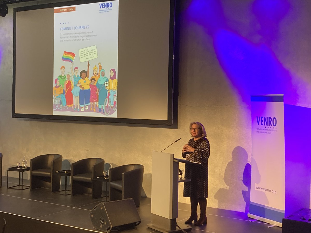 Der VENRO-Bericht #FeministJourneys zeige, was es für einen wirksamen Feminismus braucht, erklärt Bundesministerin <a href="/SvenjaSchulze68/">Svenja Schulze</a>: "Miteinander &amp; voneinander lernen - sowie breite Allianzen, die sich gegenseitig den Rücken stärken und gemeinsam die Stimme für Frauen erheben."