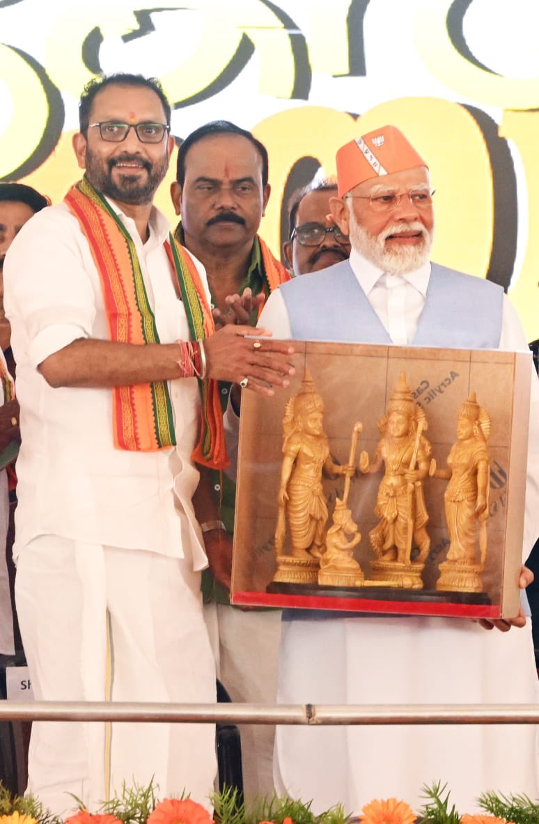 surendranbjp's tweet photo. Thiruvananthapuram was filled with excitement as @narendramodi ji attended the #KeralaPadaYatra! The air reverberated with chants of "Modi, Modi," and the crowd's enthusiasm was palpable – everyone was energized! Grateful to the wonderful people of Thiruvananthapuram for their love and warmth.