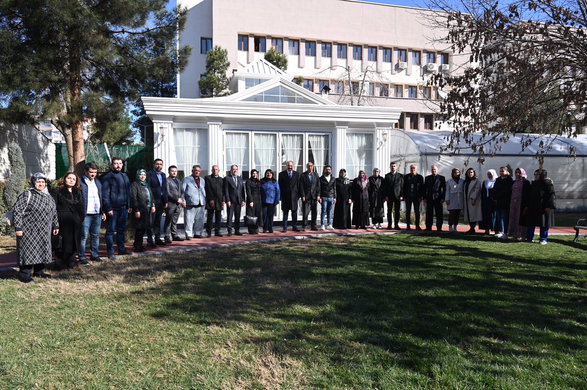 Valimiz Ekrem Canalp ve eşi Dr. Ayten Canalp hanımefendi, 'Vali Konağı Milletin Konağı' ilkesi ile başlattıkları kahvaltı programında, şehit ve gazi ailelerini misafir ettiler. Bu güzel buluşmada toplumsal dayanışmanın önemi bir kez daha vurgulandı.
#ValiKonağıMilletinKonağı