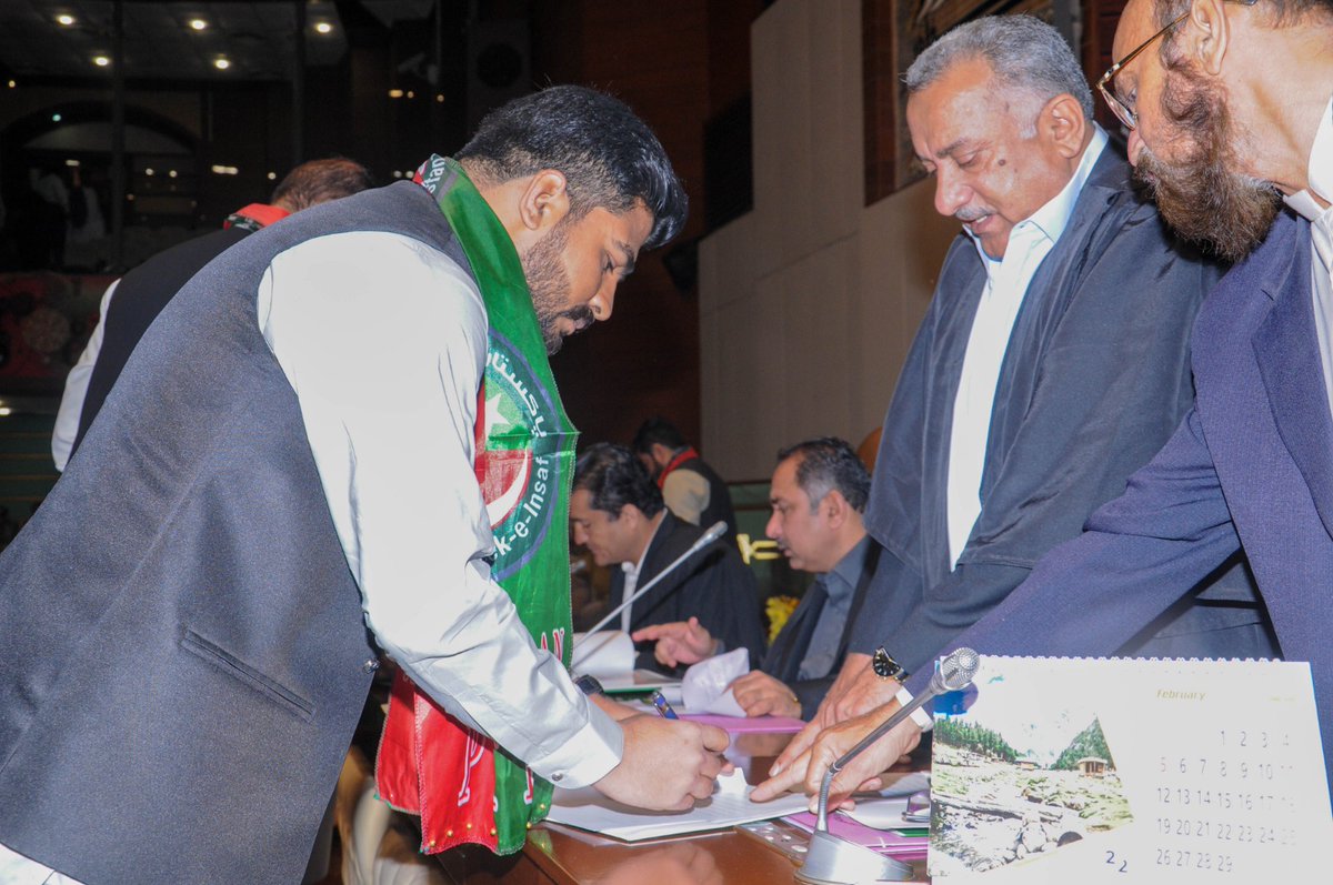 WajidHKhanPTI's tweet photo. ایم پی اے واجد حسین خان کی حلف برداری کے چند مناظر، انہوں نے حلف لیا کہ "میں وفا کے ساتھ اپنے فرائض کا انجام دوں گا۔ صوبائی اسمبلی کے رکن کے طور پر میں بے لوث کام کروں گا ایسی تشریعات کو لاگو کیا جائے جو عوام کے مفادات اور ترقی کو بڑھاتی ہیں اور انصاف کی پیشگوئی کرتی ہے"

#PS92 https://t.co/ViI12uXZYV