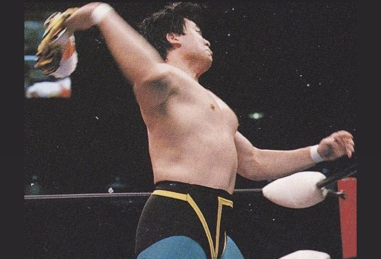 A legendary image. The moment when Tiger Mask II turns into Mitsuharu Misawa.