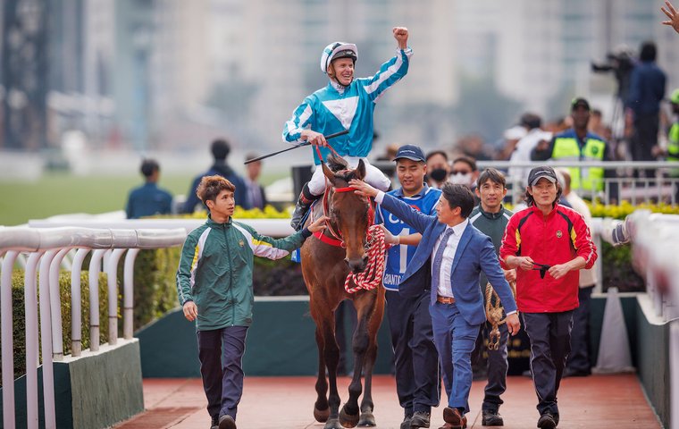 On top of the world James McDonald reclaims jockeys’ #1 spot as Hong Kong star Romantic Warrior enters Top 5 The Kiwi is #1 again on Thoroughbred Racing Commentary’s Global Rankings for jockeys bit.ly/49RlCWS