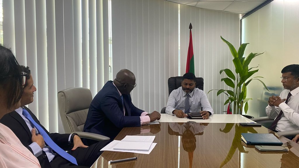 During a courtesy visit, UNICEF Rep to 🇲🇻 @eddie_addai engaged in discussions with the Minister @AbdhullahRafiu, outlining initiatives to bolster the nation's nutrition, physical health, & fitness, working towards a healthier future for all citizens.
