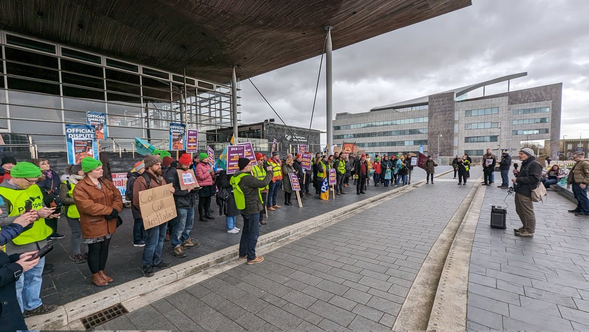 illtud's tweet photo. Former National Librarian Andrew Green @gwallter addresses the #SaveWelshHeritage protest on the Senedd steps, of the irrevocable damage of WG cuts for very small savings. Speaks of decades of real-term funding cuts. https://t.co/UCHHVFo69E