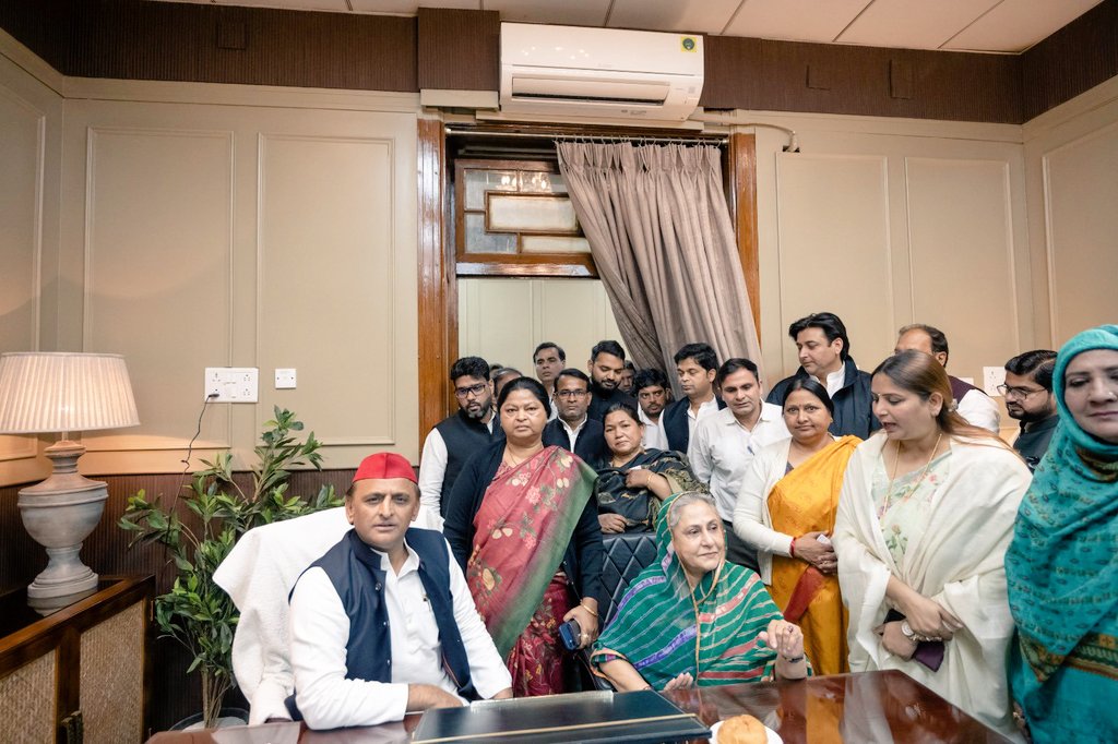 rajusingh09889's tweet image. हमारी राज्यसभा की तीसरी सीट दरअसल सच्चे साथियों की पहचान करने की परीक्षा थी और ये जानने की कि कौन-कौन दिल से PDA के साथ और कौन अंतरात्मा से पिछड़े, दलित और अल्पसंख्यकों के ख़िलाफ़ है। 

अब सब कुछ साफ़ है, यही तीसरी सीट की जीत है।