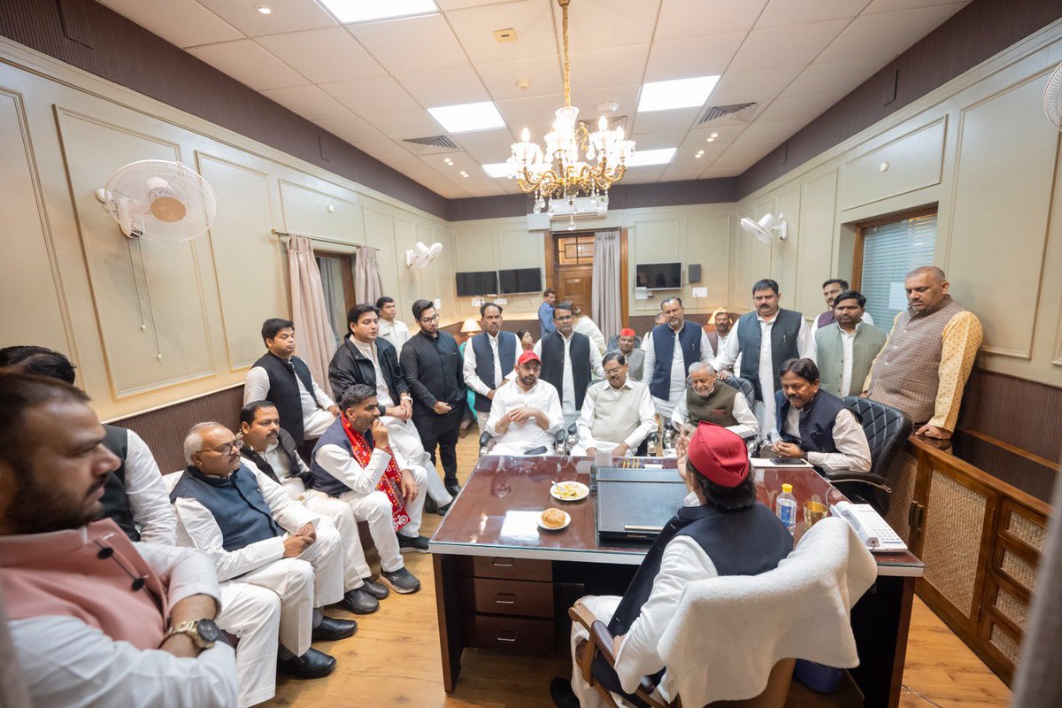 rajusingh09889's tweet image. हमारी राज्यसभा की तीसरी सीट दरअसल सच्चे साथियों की पहचान करने की परीक्षा थी और ये जानने की कि कौन-कौन दिल से PDA के साथ और कौन अंतरात्मा से पिछड़े, दलित और अल्पसंख्यकों के ख़िलाफ़ है। 

अब सब कुछ साफ़ है, यही तीसरी सीट की जीत है।