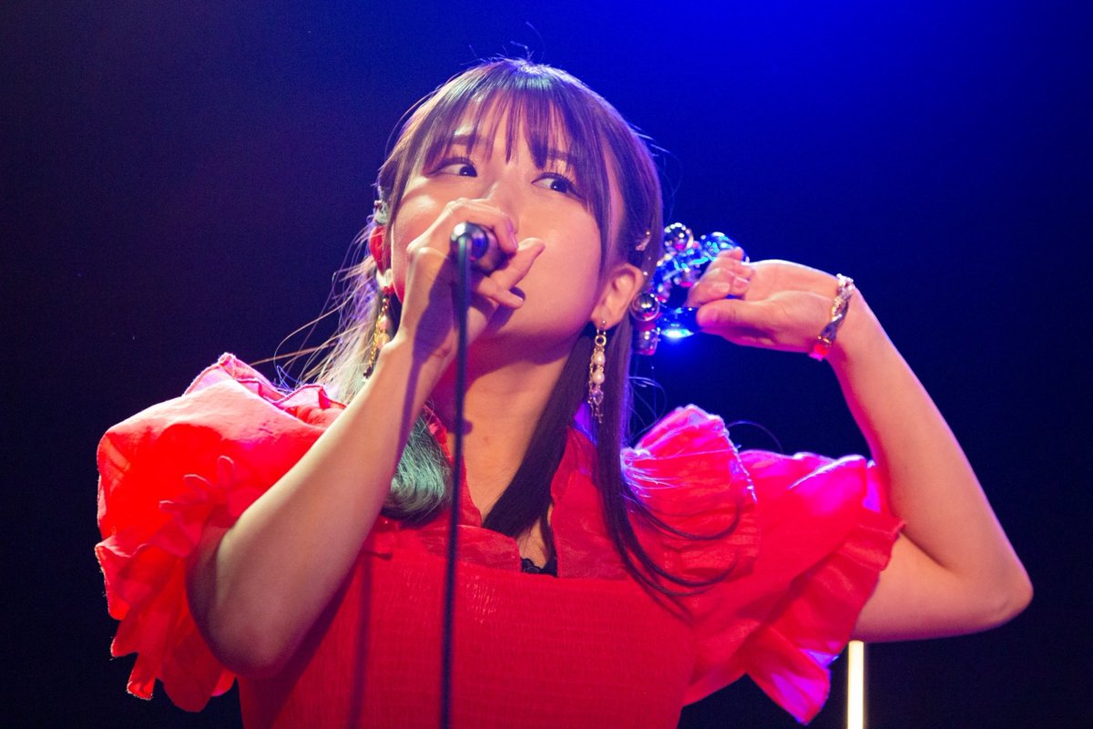 Marina148cm's tweet photo. ワンマンライブ #スタートだろ河野
写真でリプレイ検証
photo by @neville_joker
1枚目は意外と重いバットを片手で振り回し
3枚目はステージ上で気絶して
4枚目は指がつりかけて悶絶する様子です
#背番号009
#FebruaryMarch
#壊レタ世界ノ歌
#ChooseTheCheese https://t.co/IQSrNkV3rT