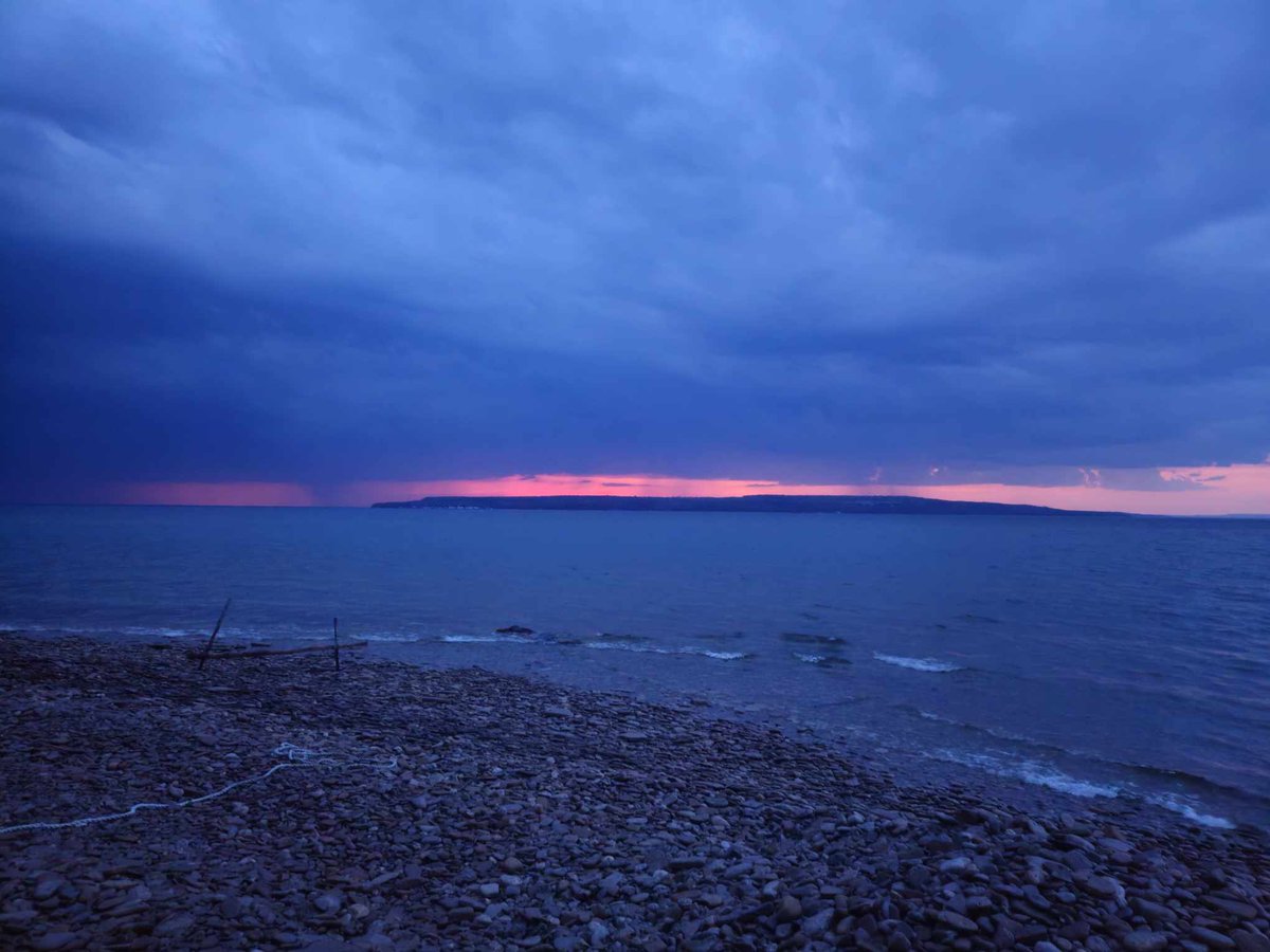 bagida_waad's tweet image. Good morning. Thunderbeings woke us up way before the alarm clock. And now I can hear a spring peeper. Thank you Andrew for the pictures from our shore. You can see the rain off in the distance. #thunderstorm #sunrise #springpeeper #clouds #February #Tuesday #rain