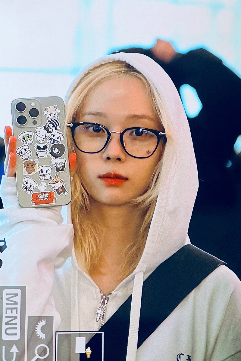 민정이한테 준 직직이 스티커🤍
같은걸로 2장 민정이한테 주기 위해서만 제작했습니다!!
🤍 : 민정이픽
🖤 : 애리픽
💙 : 지민이픽