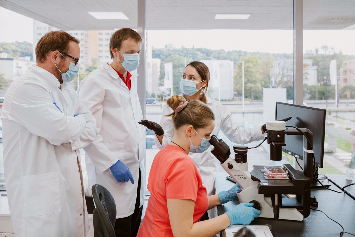 Guess how old the youngest scientist at Bene Meat was when she joined our team? Just eighteen!  In the work team, diversity is important. At Bene Meat, we therefore provide opportunities for young scientists. They bring fresh ideas and enthusiasm! 🙏 #teamwork #benemeat