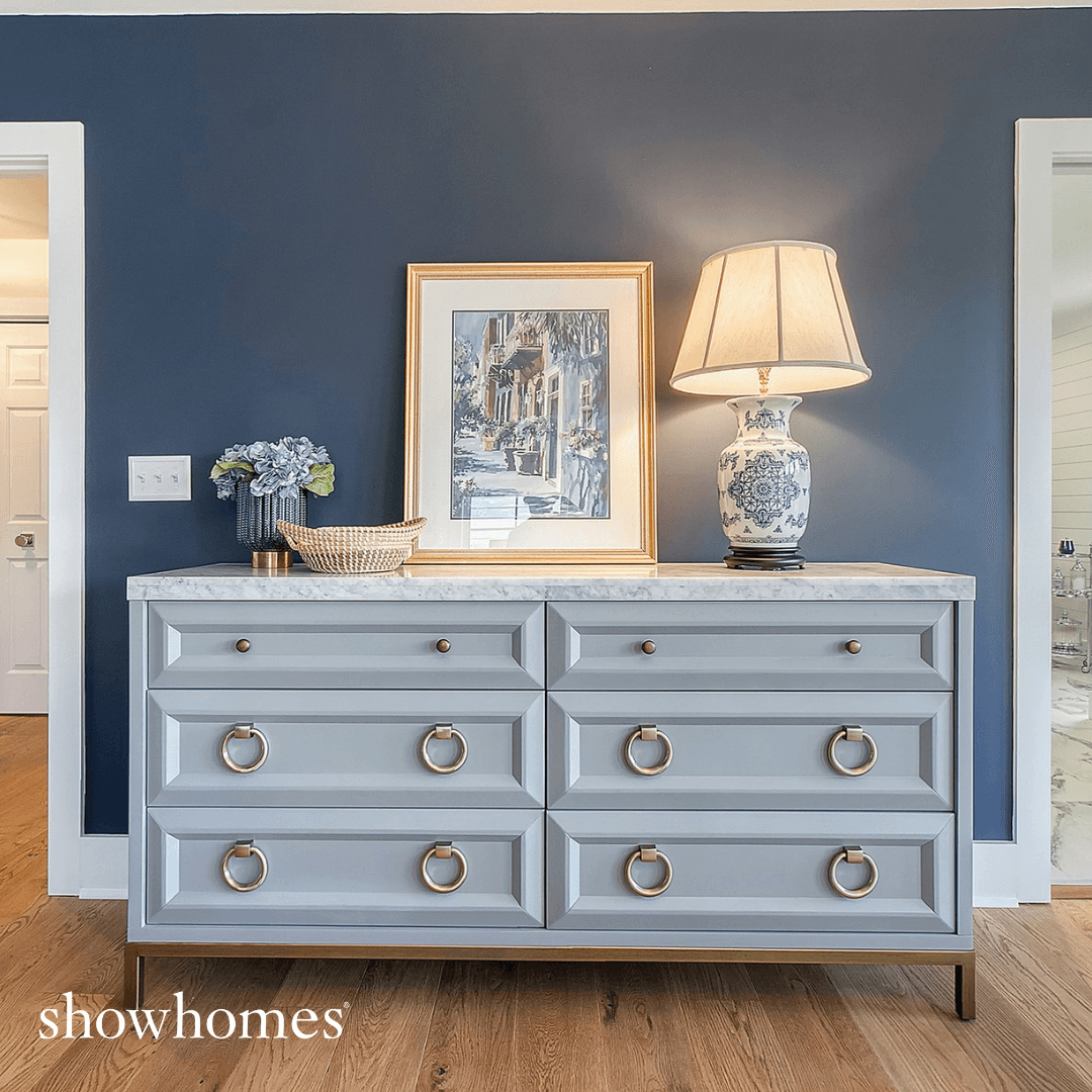 This blue and white bedroom 😍 Want to update your space, but not sure where to start? Showhomes Charleston can help you create the space of your dreams! Showhomes Charleston Staging | Updating | Styling | Consultations & more