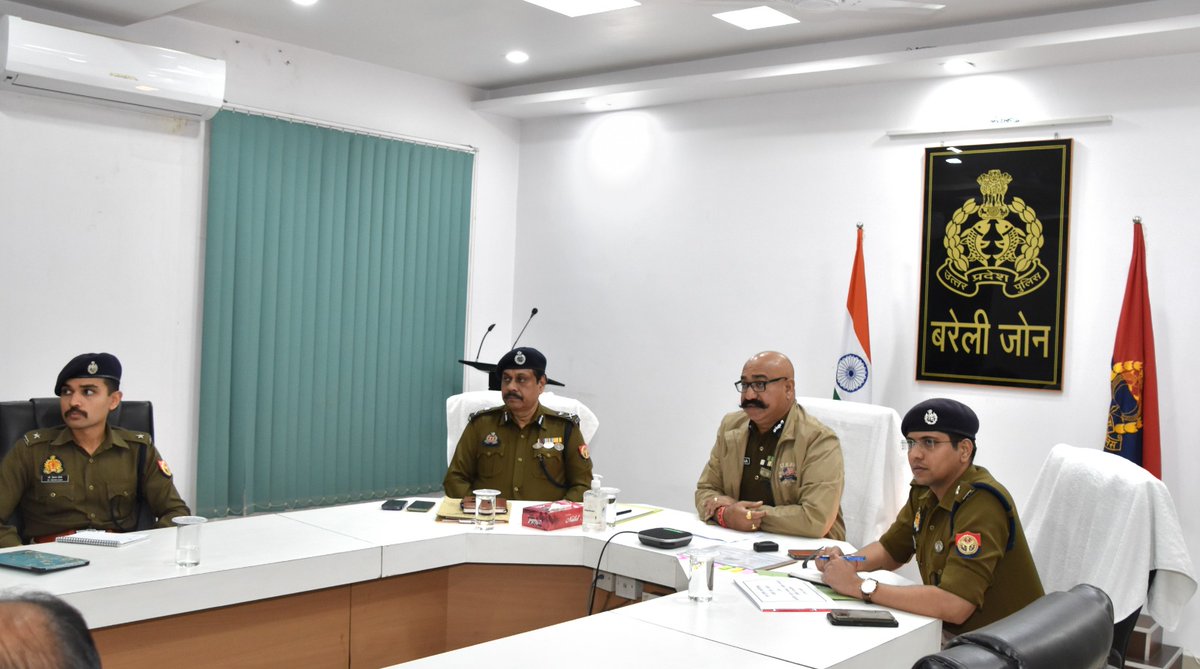 adgzonebareilly's tweet photo. .@adgzonebareilly श्री पी0सी0 मीना द्वारा गूगल मीट के माध्यम से @igrangebareilly,@digmoradabad एवं #BareillyZone के समस्त जनपद प्रभारियों/राजपत्रित अधिकारीगण के साथ गोष्ठी कर आगामी #लोकसभा_चुनाव_2024 /महाशिवरात्रि के दृष्टिगत कानून/व्यवस्था बनाये रखने हेतु दिशा-निर्देश दिये गये। https://t.co/yMa7mn6jwy