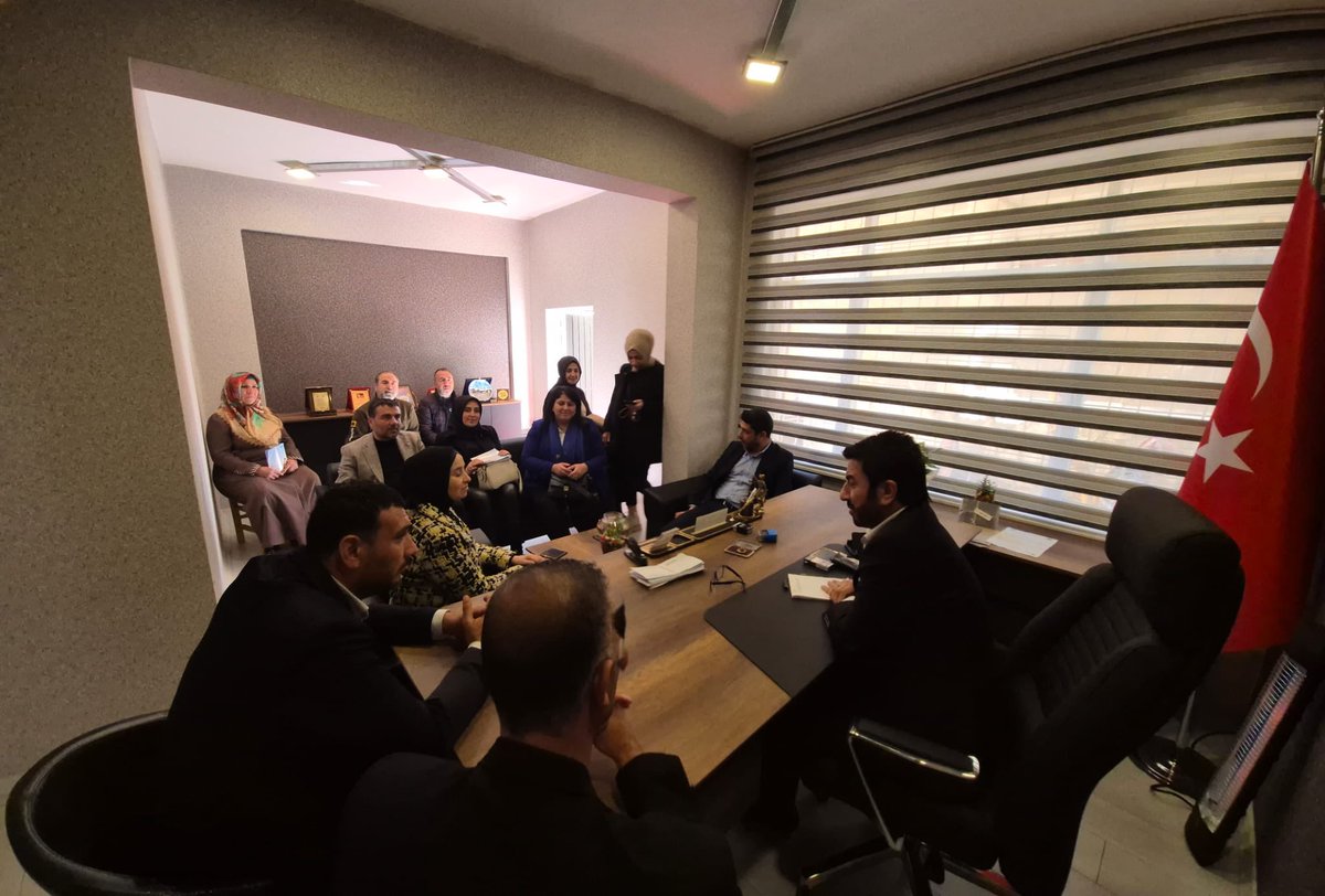 Diyarbakır Yenişehir’de ziyaretlerimiz devam ediyor

Önce TSO Kadın Meclisi ve Diyarbakır TOBB Kadın Girişimcilerini ziyaret ettik.

Büyükşehirler içinde tek kadın meclis başkanı Nevin İL ile tanıştık. 

Ardında Muhtarlar Derneği başkanı Mehmet Demir’i ziyaret ettik.

Yenişehir’e