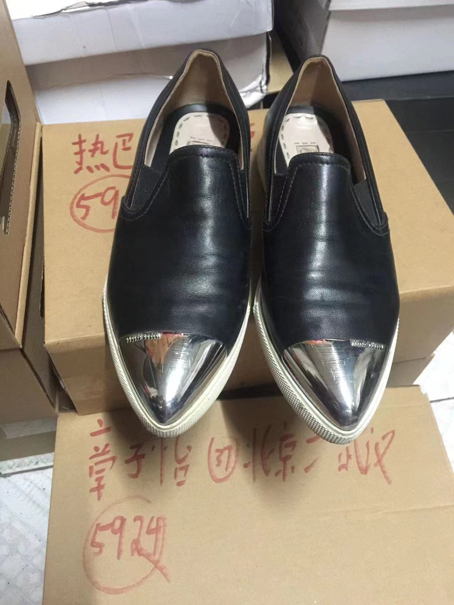 最近问货的太多加上之前春节的物流积压，最近忙的很。因此从今日起到下周一不给新客户问货了，先解决之前的。这一周里我也会尽情的解答大家的私信。大家总让我做门槛群。我实在不好意思收门槛钱。所以做了个福利群群里每天会更新三件货以及明星原味抽奖。一个月抽十条明星原味。这条推文转发获抽奖资格