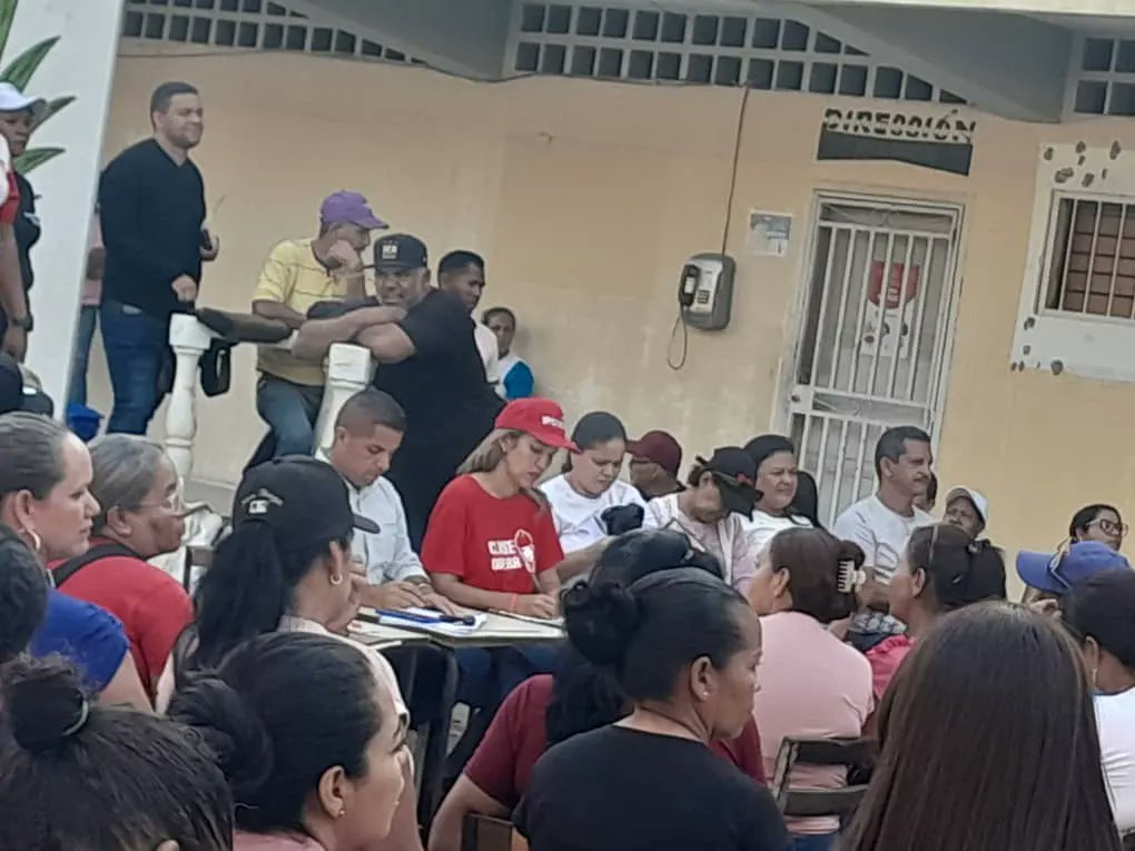 Maria_ElisaChi's tweet photo. Sostuvimos una asamblea con las bases de la parroquia Valentín Valiente, presidida por el EPM, EPP, junto al organizador municipal, Alexander Farfán. A fin de revisar las estructuras de base de líderes territoriales y jefes de UBCH. @GPintoVzla
 
#VenezuelaAbreCaminos https://t.co/PRPBwbryed
