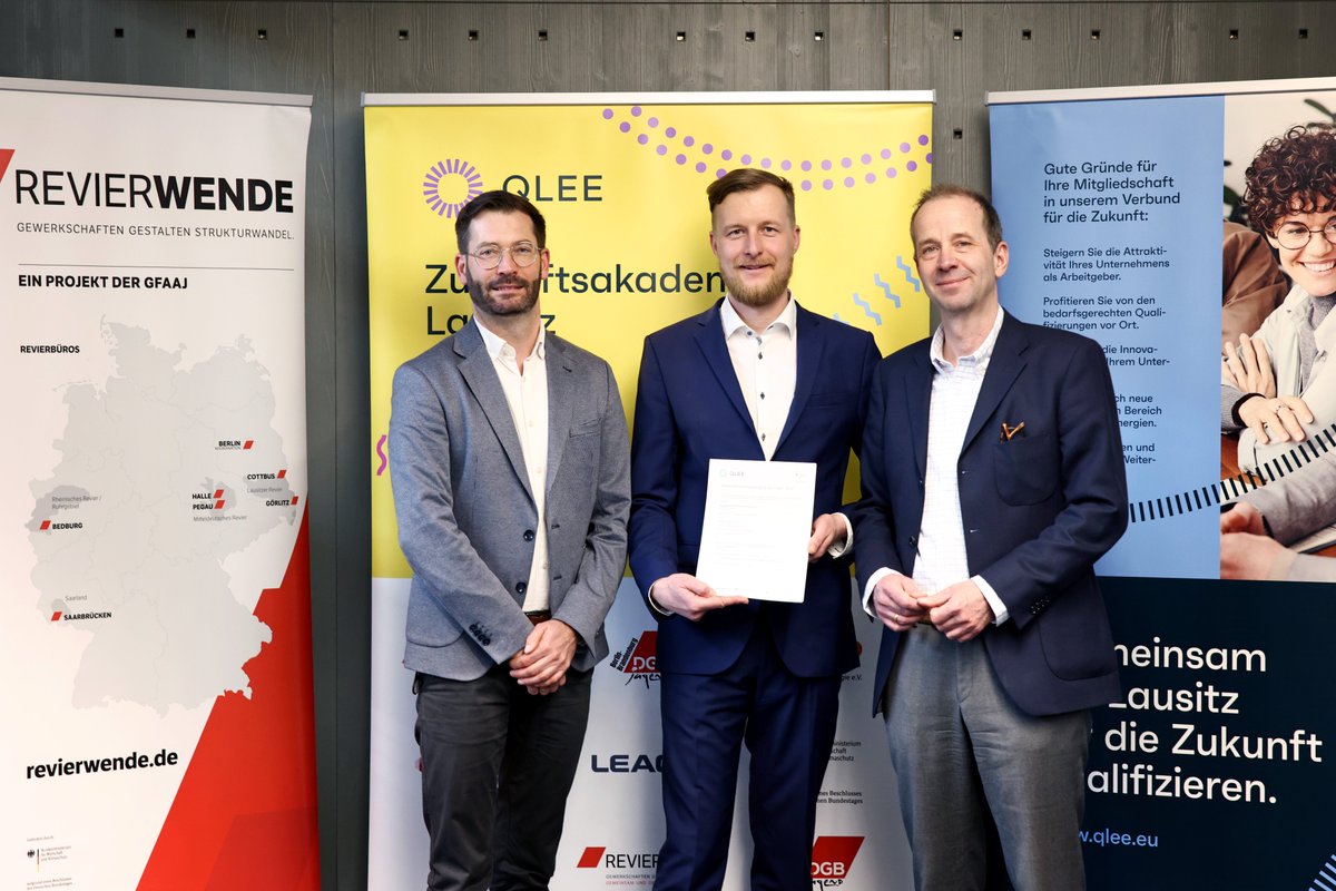 qlee_eu's tweet photo. #QLEE und @revierwende haben heute eine Kooperationsvereinbarung unterzeichnet👏 Hauptgegenstand ist die gemeinsame Ausgestaltung unserer Bildungsveranstaltung „Zukunftsakademie Lausitz“ vom 8. - 12. Juli 2024 im LEAG Konferenzcenter in Lübbenau. #qlee_zukunft #FiveDaysForFuture https://t.co/tSQMzwv1hA
