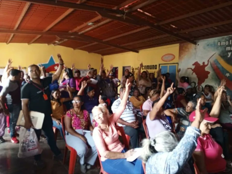 Maria_ElisaChi's tweet photo. A fin de revisar las estructuras de base de líderes territoriales y jefes de UBCH, llevamos a cabo una asamblea con las bases de la parroquia Altagracia, en el municipio Sucre, del estado Sucre. @GPintoVzla

#VenezuelaAbreCaminos https://t.co/YZ9puxmw3B