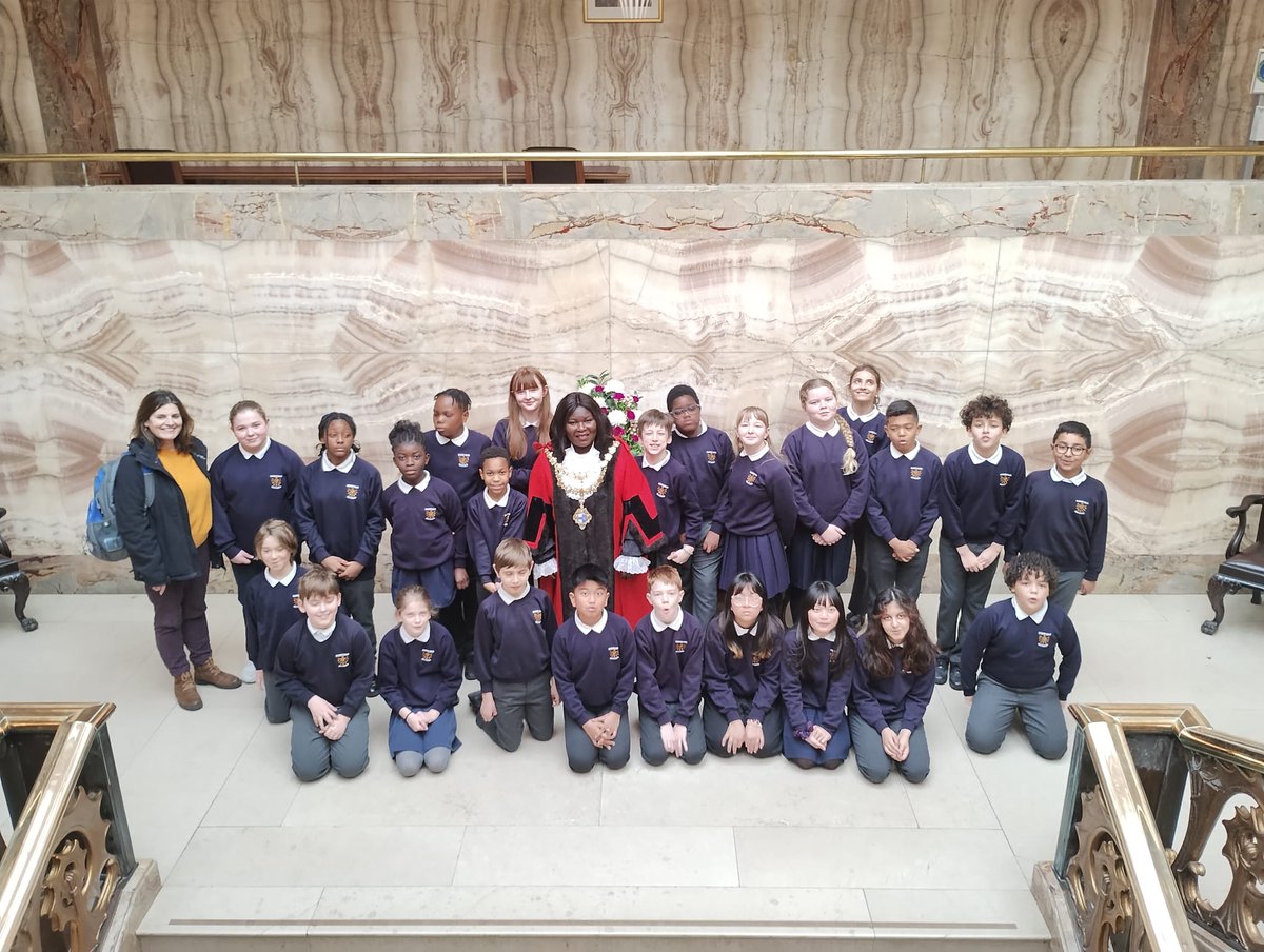 Sacred Heart Primary had a captivating visit to the Mayor's parlour,engaged in discussions about the mayoral role. The students explored the council chamber & committee rooms, participating in mini debates that made the experience enjoyable & educational for everyone involved.