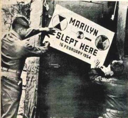 Clubpassionmar2's tweet photo. She sleeps in the 7th Division camp and soldiers put up a sign saying "Marilyn Slept Here. 16 February 54".
#marilynmonroe #Marilyn #clubpassionmarilyn #corée #korea #7thdivision #marilynslepthere https://t.co/sohSC8L86D