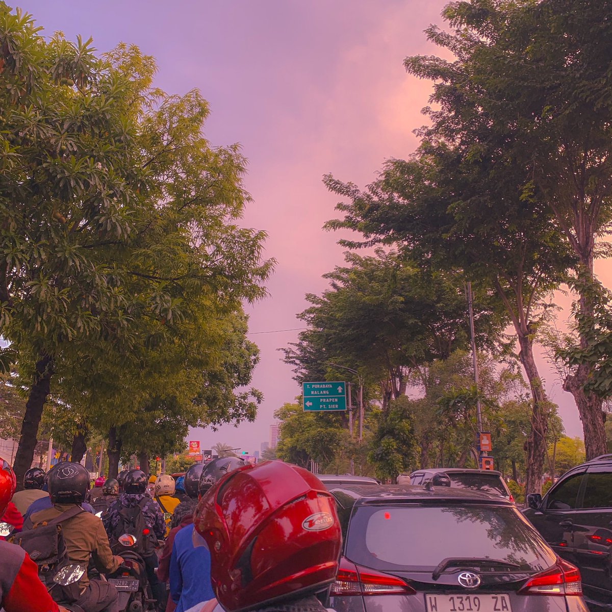 sisilainpetrik's tweet image. oleh-olehnya apa mas? gak oleh mas.

#WithPhone
'Romantisasi Surabaya'