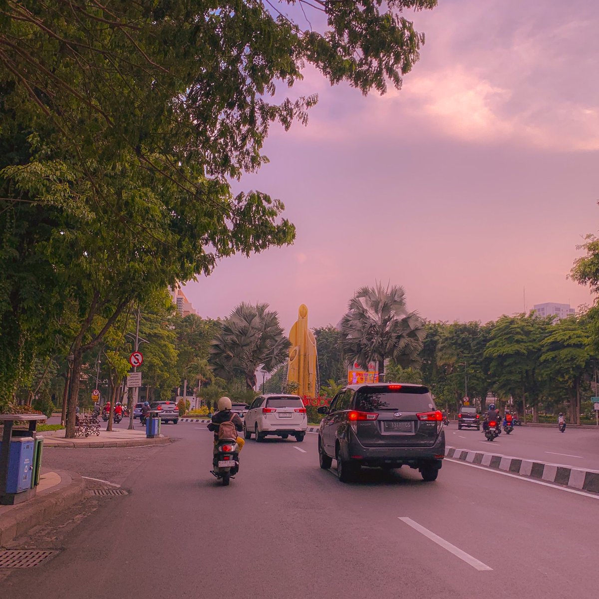 sisilainpetrik's tweet image. oleh-olehnya apa mas? gak oleh mas.

#WithPhone
'Romantisasi Surabaya'