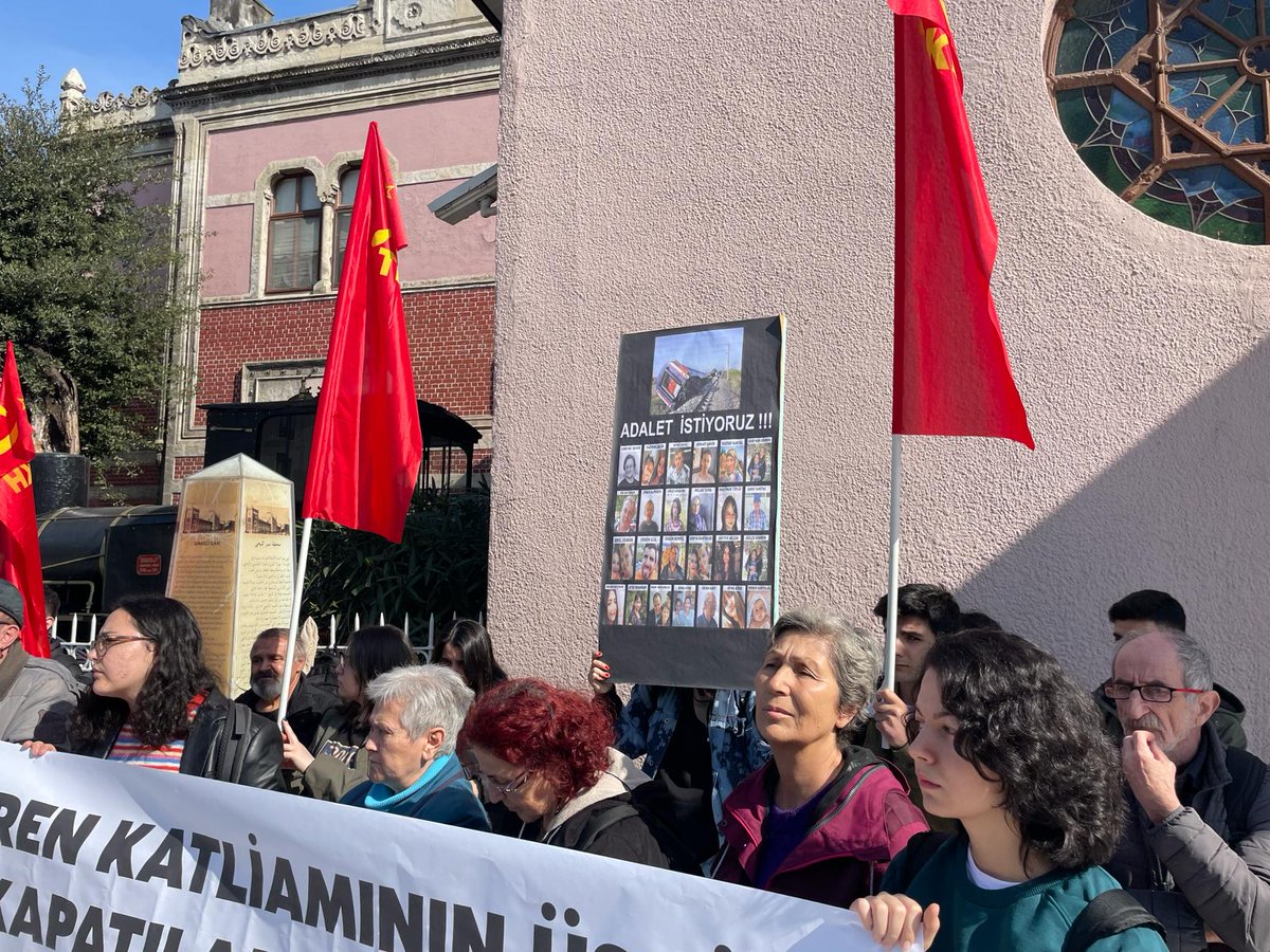 Çorlu Tren Katliamında yargılanan TCDD Genel Müdürü'nün yeniden aynı göreve getirilmesi kabul edilemez. 'Katliamın üstü kapatılmaz' demek için Sirkeci Tren Garı önündeydik.