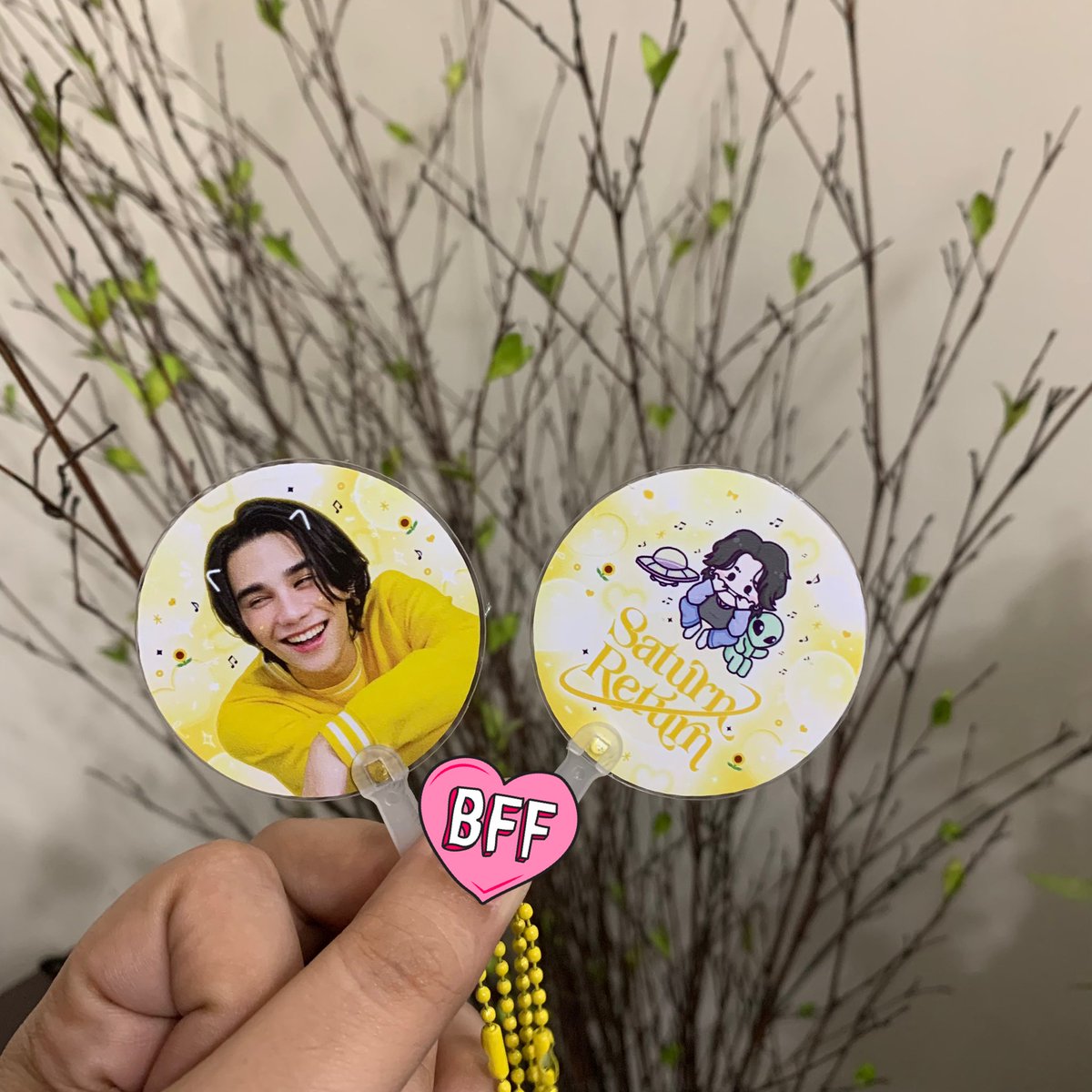 SATURNRETURN__'s tweet image. actual preview of mini uchiwa + new design 💜💛 

#JeffSatur #Saturdayss 
#JeffSaturSpaceShuttleNo8 
#JeffSaturInManila 
#JeffSaturSpaceShuttleNo8Manila