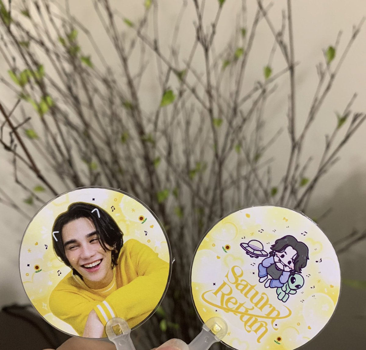 SATURNRETURN__'s tweet image. actual preview of mini uchiwa + new design 💜💛 

#JeffSatur #Saturdayss 
#JeffSaturSpaceShuttleNo8 
#JeffSaturInManila 
#JeffSaturSpaceShuttleNo8Manila