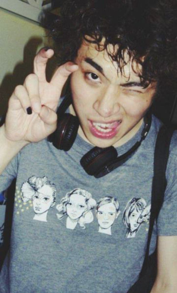 최근에 이 계정 못온 이유는... 오빠랑 같이 진격거 보고있기 때문입니다. 보다보니 생각보다 재밌어서.. 그러다 보니 이 계정에 소홀했군요. 근데 이 진격거를 기준으로 저의 씹덕 게이지가 폭발했는지 다른 만화도 보고싶어서 요즘 보고있습니다. 만화만 다보면 돌아오겠습니다. ✌️