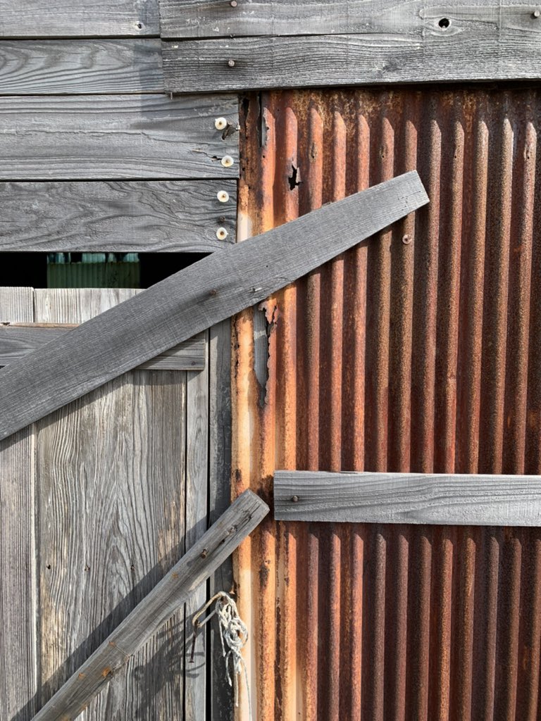 HiroTakeuchi's tweet photo. Rusty wall and wooden plank wall.

#rustywall
#woodenplankwall
#トタン
#錆 https://t.co/hHGoqhLhzG