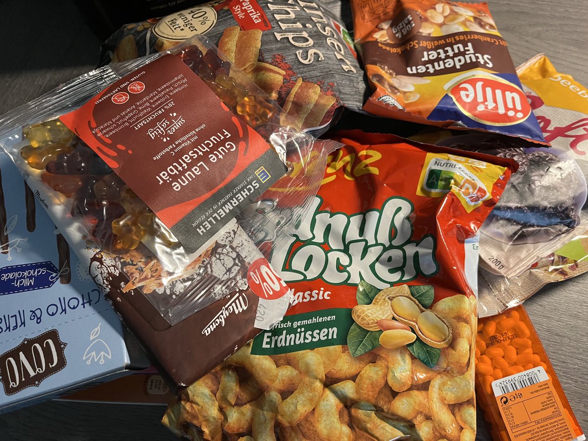 Wir waren heuer so gut beim Süßigkeiten-Fasten. Leider, leider haben wir beim Frühjahrsputz das hier entdeckt. Abgelaufen. Muss dringend weg. Kann man nix machen. 🤷‍♀️