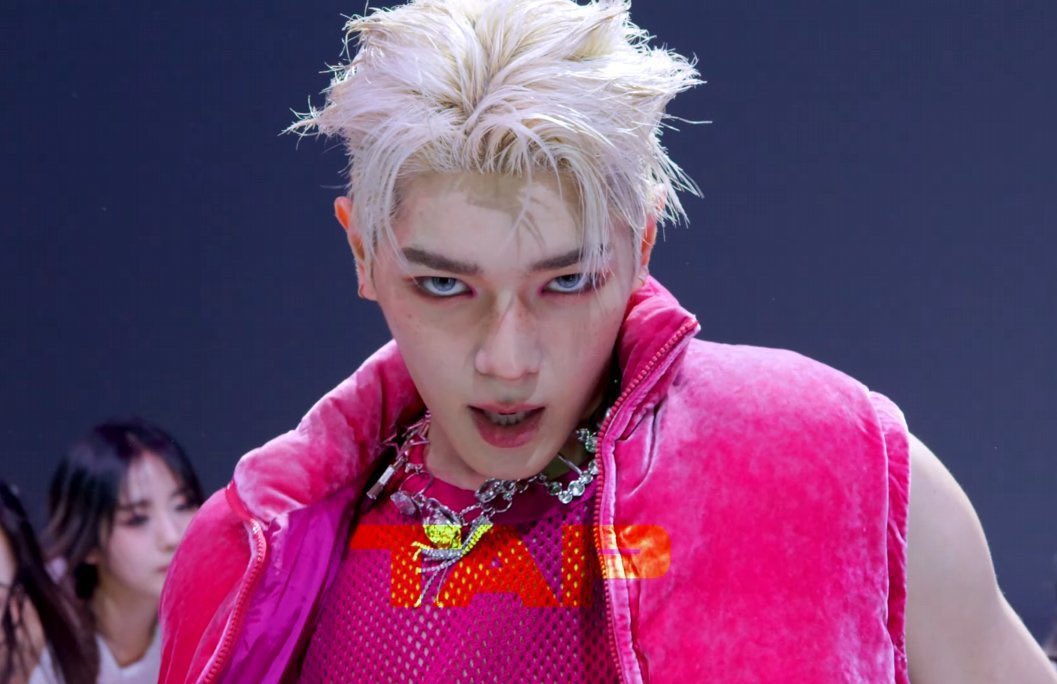 태용님 스스로 흑발이 젤 잘어울린다 말씀하셨지만 
백발+컬러렌즈+탈인간 용안 
이주는 인외적 느낌은 정말 넘사벽임..