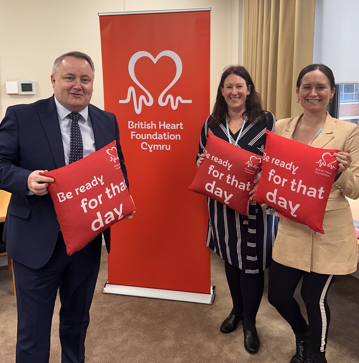 Thank you to <a href="/DarrenMillarMS/">Darren Millar MS 🏴󠁧󠁢󠁷󠁬󠁳󠁿</a> for coming along to meet with <a href="/BHFCymru/">BHF Cymru</a> today and learning about CPR lifesaving skills.