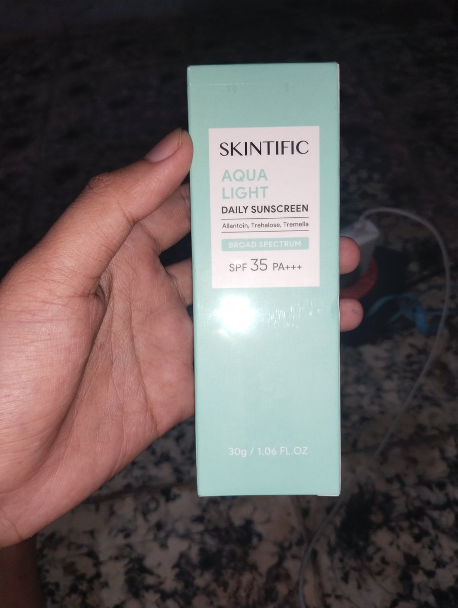 aridaaaaaz's tweet photo. Wts 

Skintific Aqua Light Daily Sunscreen

Original 100% original
New sealed

Pembelian langsung dari official store

Harga 89rb
Bisa voc live, video. https://t.co/TMfmUVJgYx