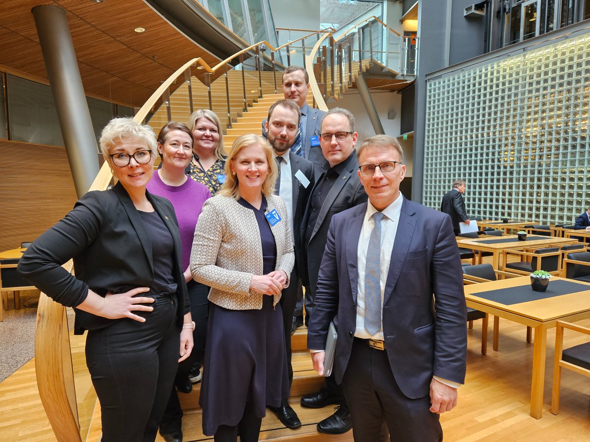 EtelKarjalanlii's tweet photo. Etelä-Karjalan kansanedustajien ja kuntapäättäjien lounastreffeillä agendalla mm. Luumäki-Imatra kaksoisraide, valtakunnallinen Erä- ja luontokulttuurimuseo ja laajan päivystyksen sairaala. Kiitos hyvistä keskusteluista ja tilannekuvan jakamisesta! https://t.co/cHNwFxAvkh