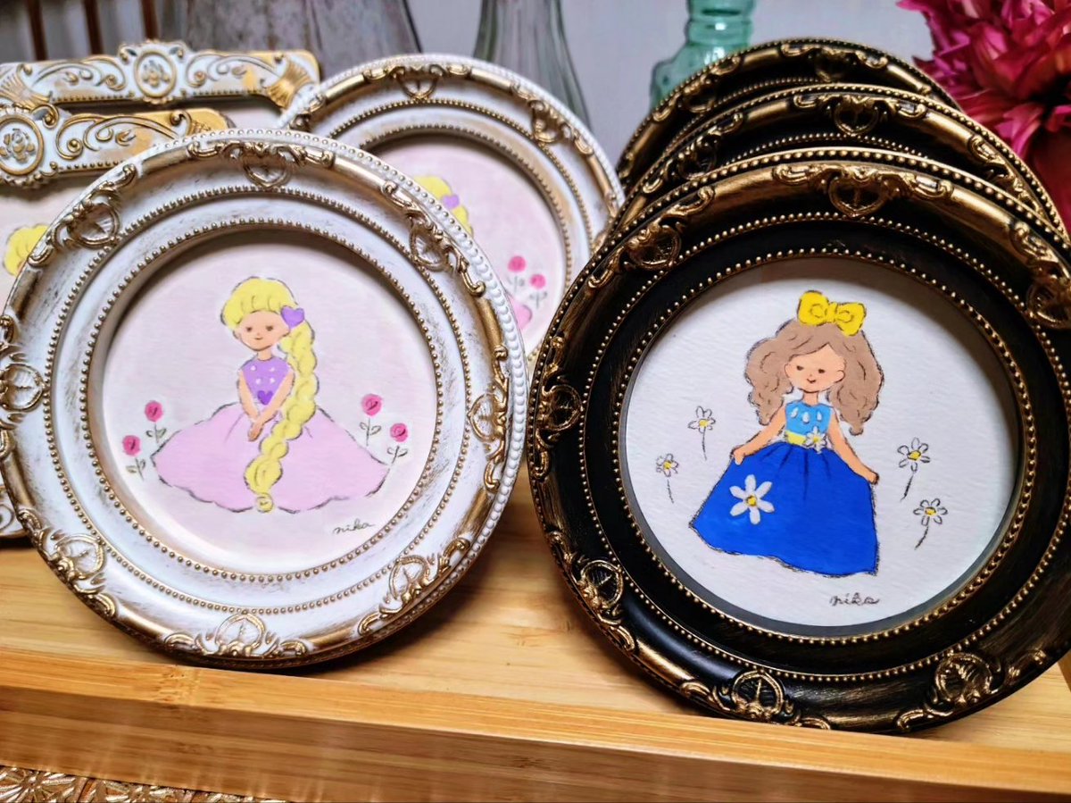 Matsumonika's tweet photo. 今度のマルシェに出します作品が完成しました💐
1枚ずつ手描きをした絵をフレーム入れています🌹
マルシェに来てくれる女の子達に気に入ってもらえるといいなぁ👧🏵
#turner
#postercolour
#水彩画
#絵が好きな人と繋がりたい 🌹 https://t.co/tedBUF587x