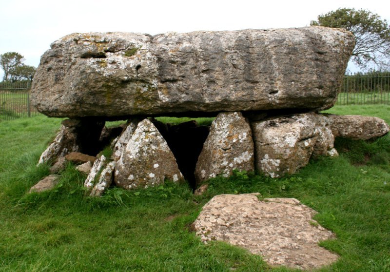 #TombTuesday - Din Lligwy Burial Chamber (Moelfre on Anglesey) - a circle of 8 upright stones of differing shapes, all supporting a massive capstone, 5.9m by 5.2m and 1.1m thick. The massive capstone weighs ca. 25 tons, the chamber's height ca. 2 m. tinyurl.com/mvbmzdfc