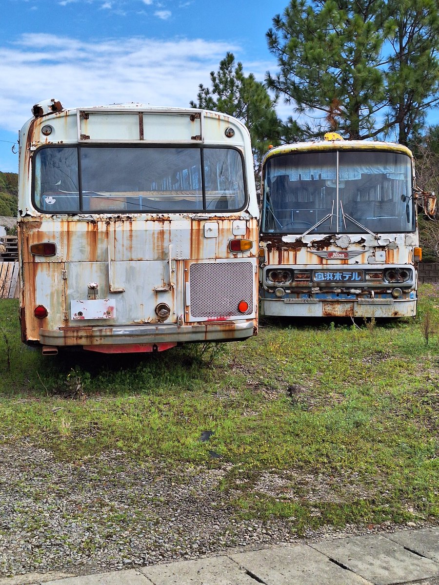 長崎市中里町にある2台の廃車体バス発見一台白浜ホテル専用バスでもう