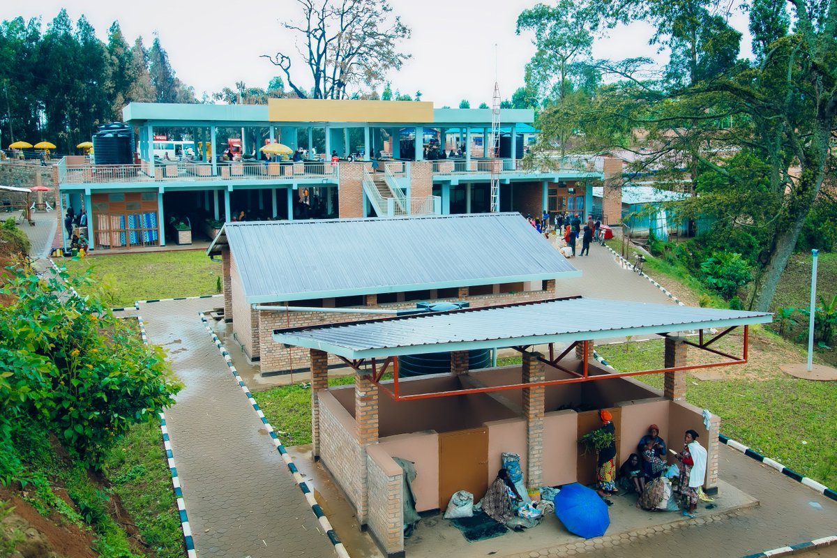 giz_rwanda's tweet photo. In @Nyamagabe, #ECOREF facilitated short-term #TVET courses for 461 youth (52 % refugees), trained 57 existing businesses (21 % led by refugees), provided funding to 7 companies through Local Competitiveness Facility (LCF)& facilitated the construction of the new Kigeme market2/2 https://t.co/xB71lvsZha