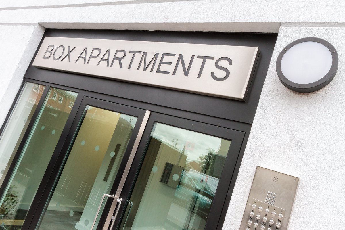 OCBNorthWest's tweet photo. APARTMENT TO LET: 
STOCKPORT TOWN CENTRE: 
RENT: ONLY - £650.00 pcm. 
One bed top floor apartment. Parking &amp; Town Centre views. Convenient location. Close to Transport Interchange. Residents Parking
☎️: 0161 808 0010
📧: info@oconnorbowden.uk
🌍: https://t.co/TAmkuRXy2O https://t.co/rpJZL7w4uU