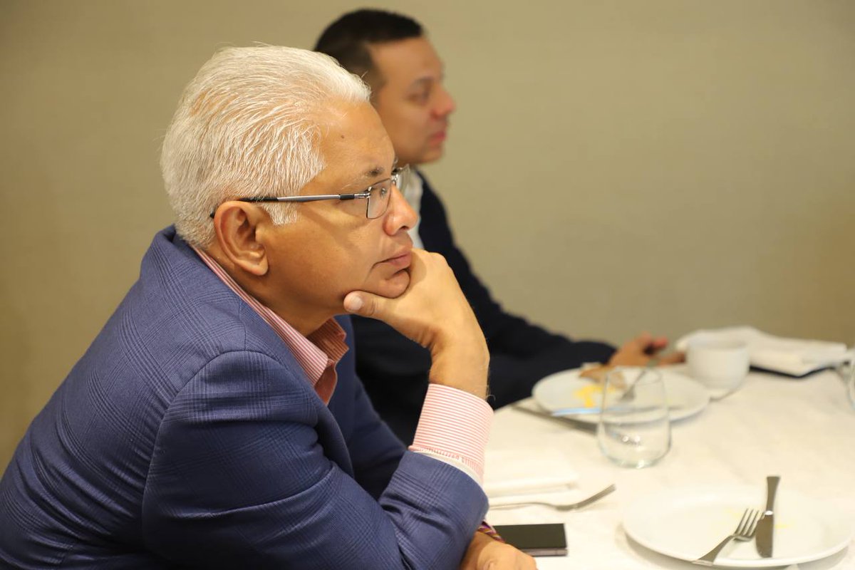 No es cuestión sólo de hablar. Lo importante es ejecutar. Ya nosotros nos reunimos con la representante de Google en la región para conocer de sus programas educativos. Así como lo hizo El Salvador, podemos dar, en poco tiempo y con una inversión moderada, un salto cuántico en