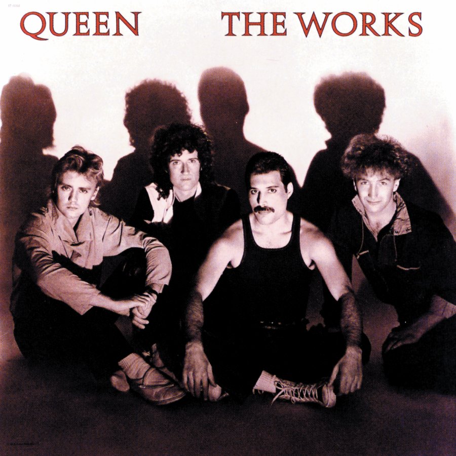 En 1984 Queen lanza 'The Works', álbum retro-futurista que incluye los clásicos Radio Ga Ga, I Want To Break Free, Hammer to Fall y It's A Hard Life. El título surgió en la primera sesión de grabación, en agosto de 1983, cuando Roger Taylor señaló "Let's give them the works!"