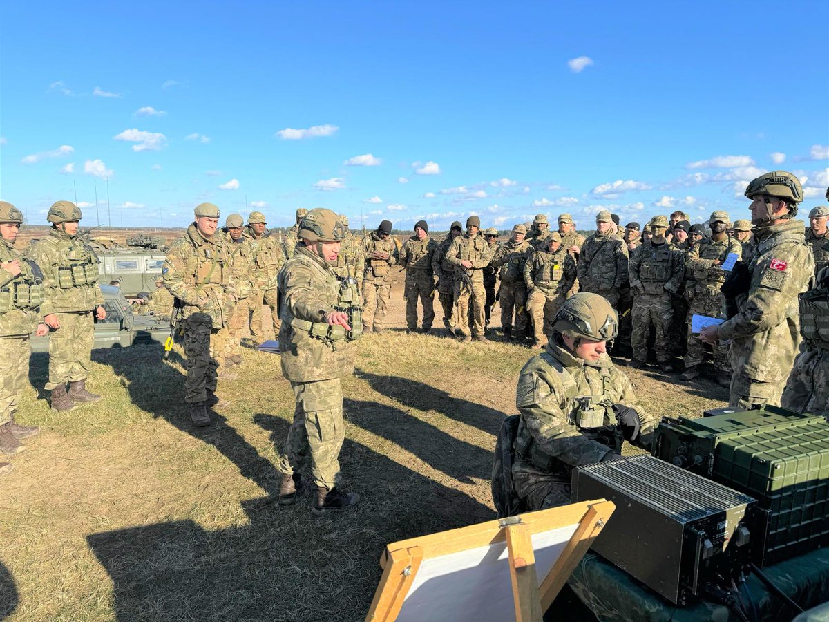 NATOJFCBS's tweet photo. Interoperability is key🔑 to a strong Alliance. 

5 nations 🇦🇱🇵🇱🇪🇸🇹🇷🇬🇧 train tirelessly during Exercise #BrilliantJump24 &amp; demonstrate what the strength of unity looks like💪

#SteadfastDefender24
#OurJourney
#StrongerTogether
#WeAreNATO https://t.co/roO7v8USaa