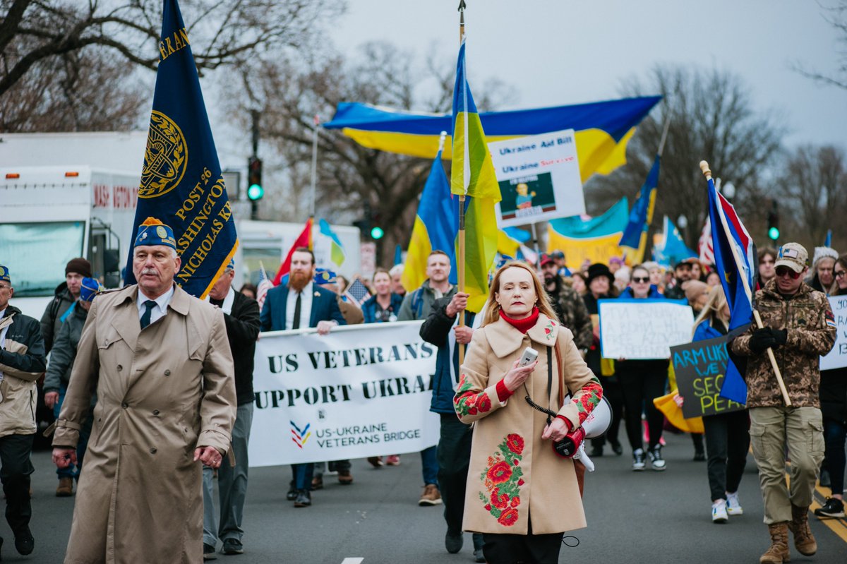 USUAVB's tweet photo. Thread Veterans Support #Ukraine 

1/ Saturday marked the two-year anniversary of Russia's full-scale invasion of Ukraine. In a powerful display of solidarity, US veterans stood side by side with Ukrainian veterans at a march in Washington DC. 🇺🇸🤝🇺🇦 #StandWithUkraine https://t.co/FIlnsrXaRB