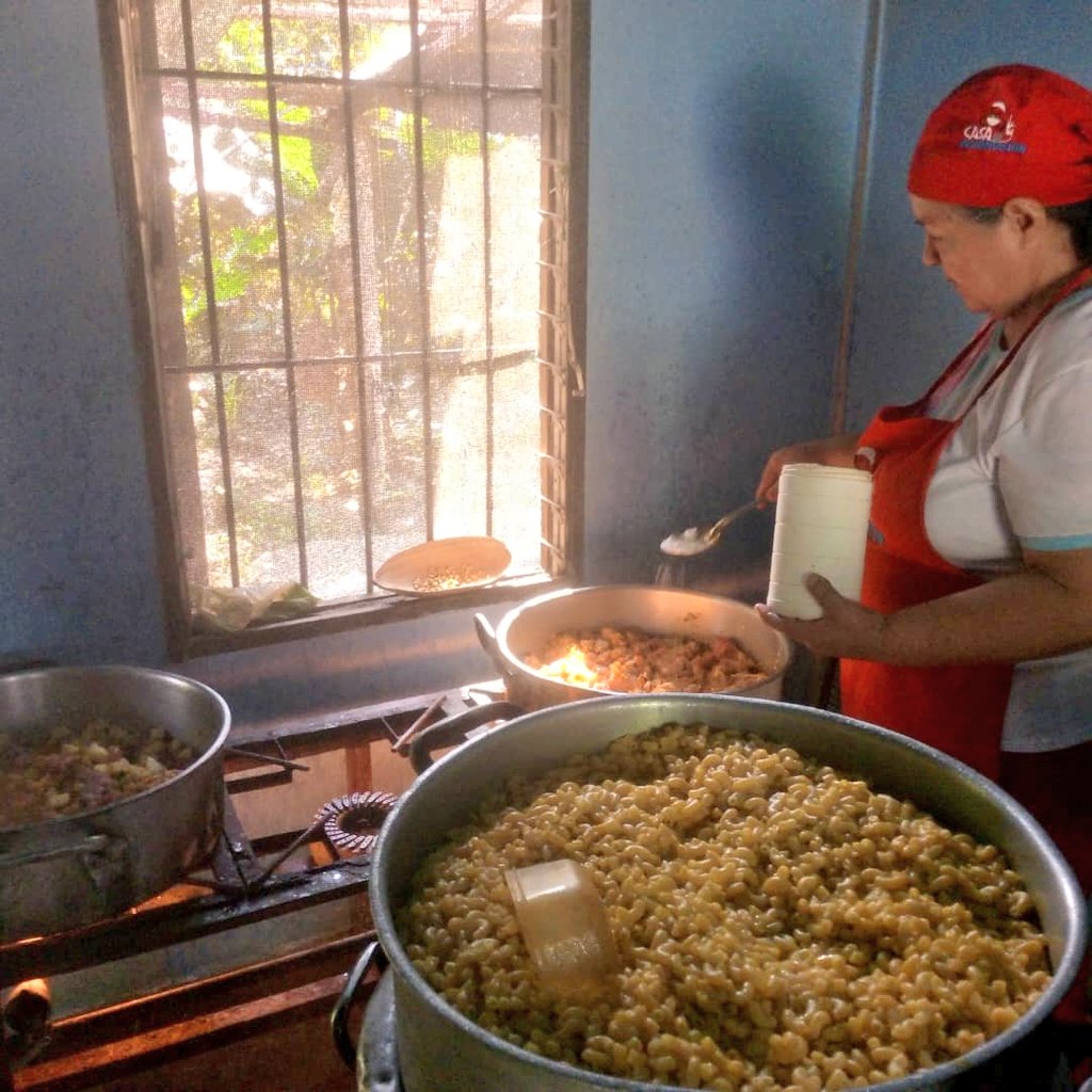 MinAlimenBa's tweet photo. ¡Alimentar es Vencer!💛💙❤️
Nuestras Madres Elaboradoras de la Casa de Alimentación Dominga Ortiz de Páez, ubicada en el sector Curbatí, Pquia. José Félix Ribas del Mcpio. Pedraza, garantizan nutritivos y saludables platos a familias priorizadas del sector.

#VenezuelaAbreCamino https://t.co/Gs9HCzHJoj